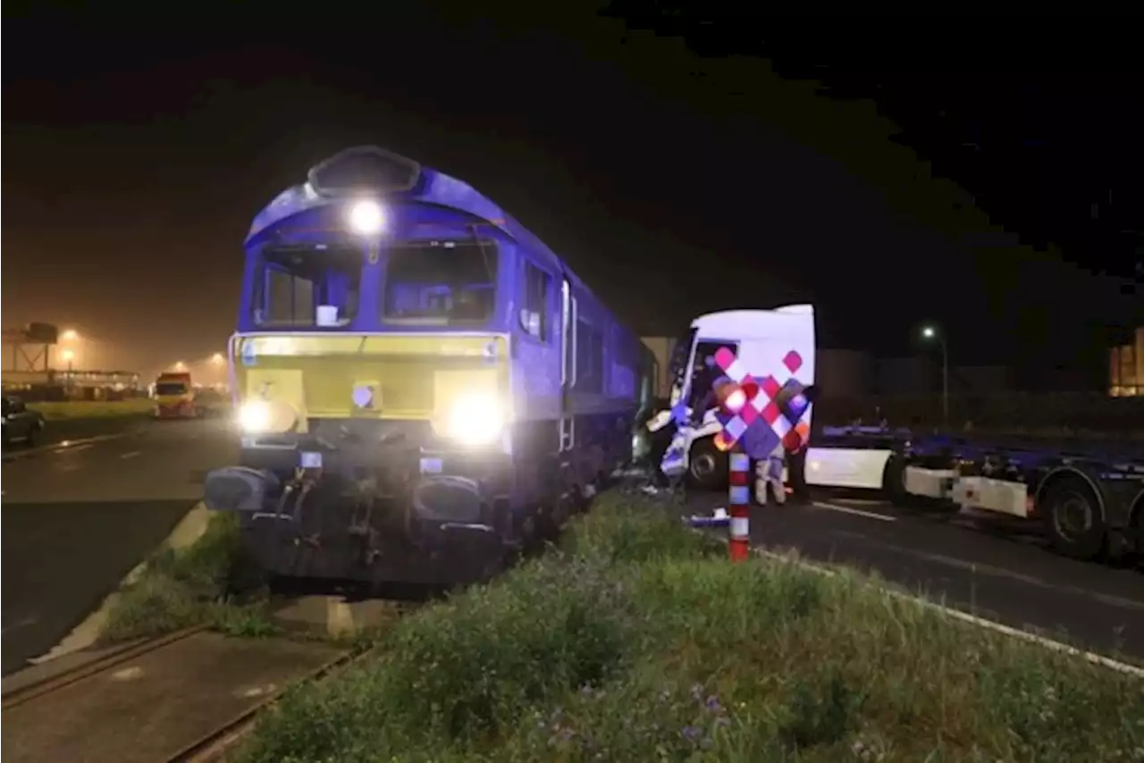 Vrachtwagen botst op goederentrein in Antwerpse haven: geen gewonden