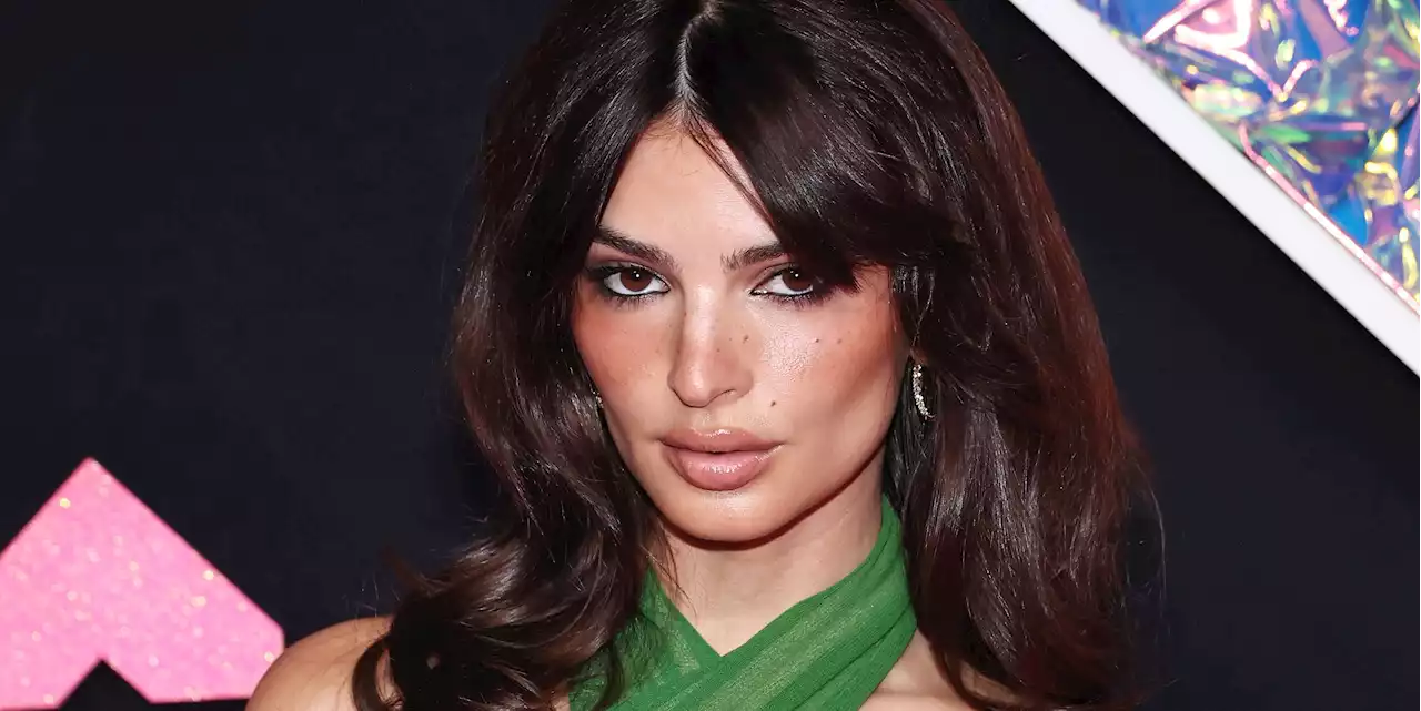 Emily Ratajkowski’s Crisscrossing Halter-Neck Dress Is a Love Letter to Y2K VMAs Fashion