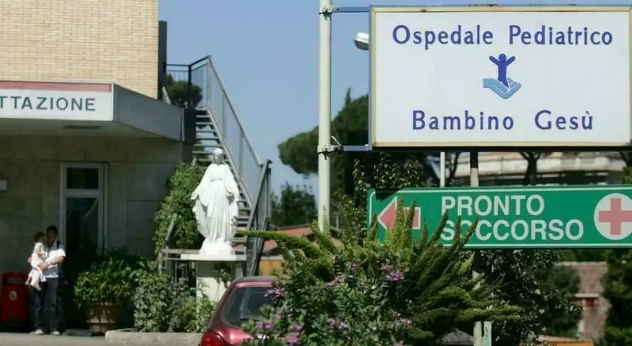 Bambino di 15 mesi muore con febbre altissima in ospedale, ricoverato anche il fratellino: tragedia a Cosenza