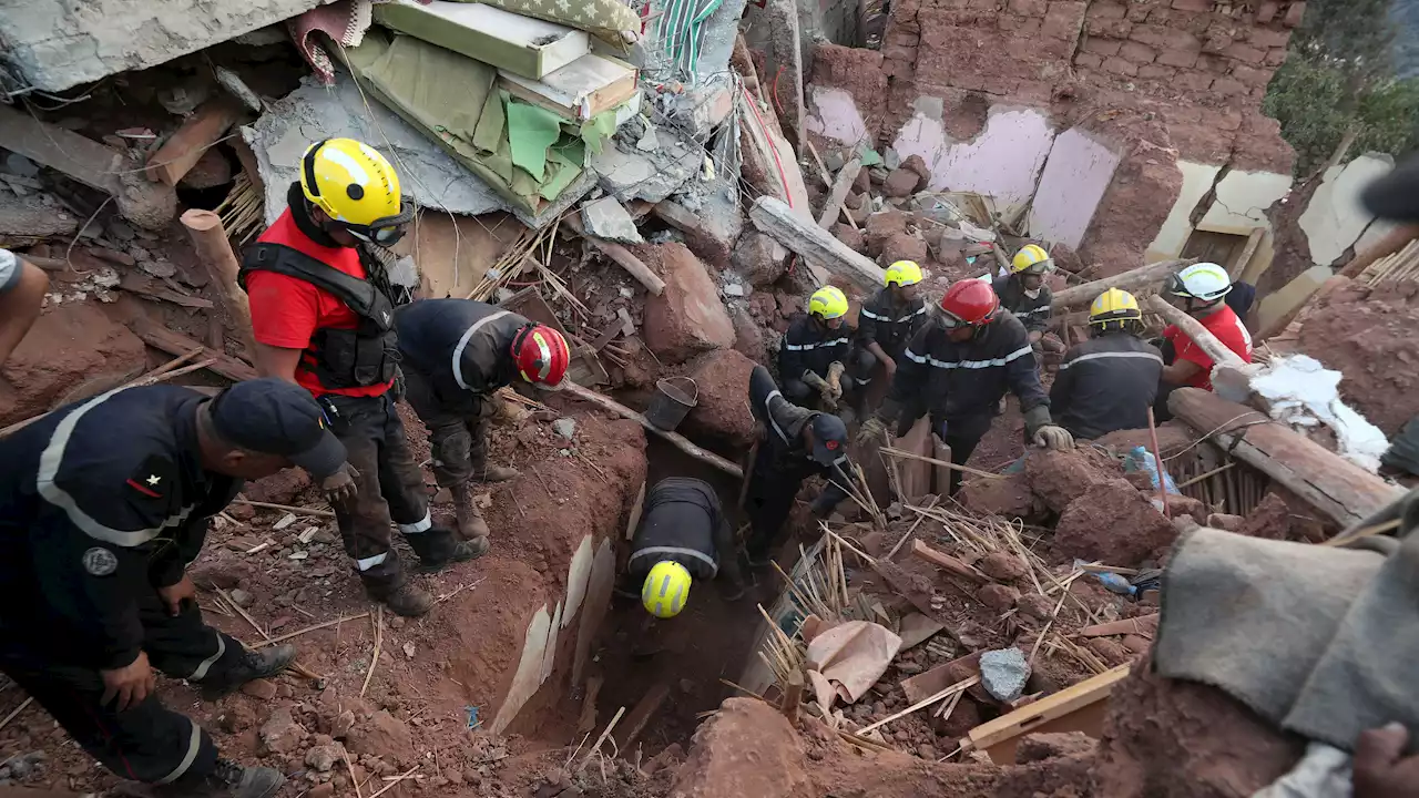 Bomberos españoles comienzan a abandonar Marruecos sin esperanza de hallar supervivientes entre los escombros