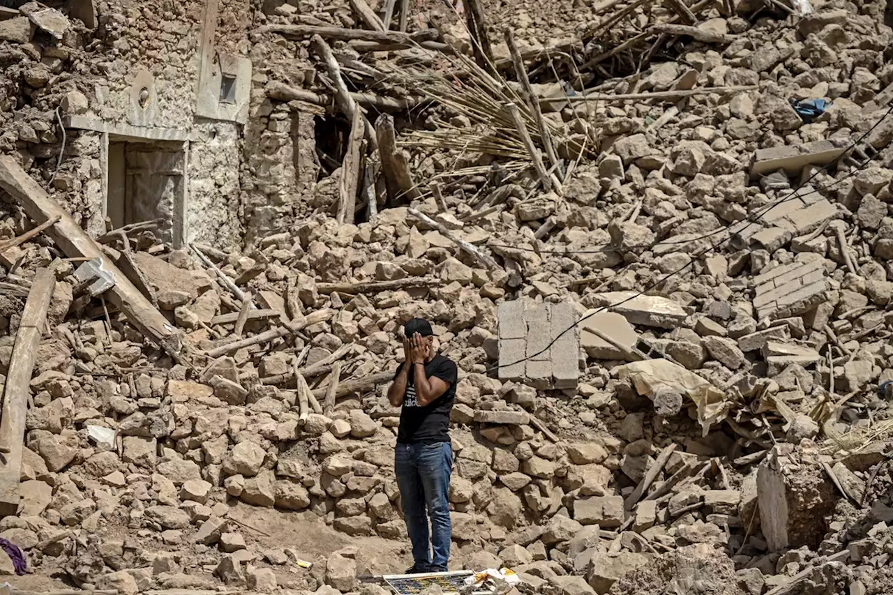 Rei visita vítimas do terremoto enquanto esperança de encontrar sobreviventes diminui no Marrocos