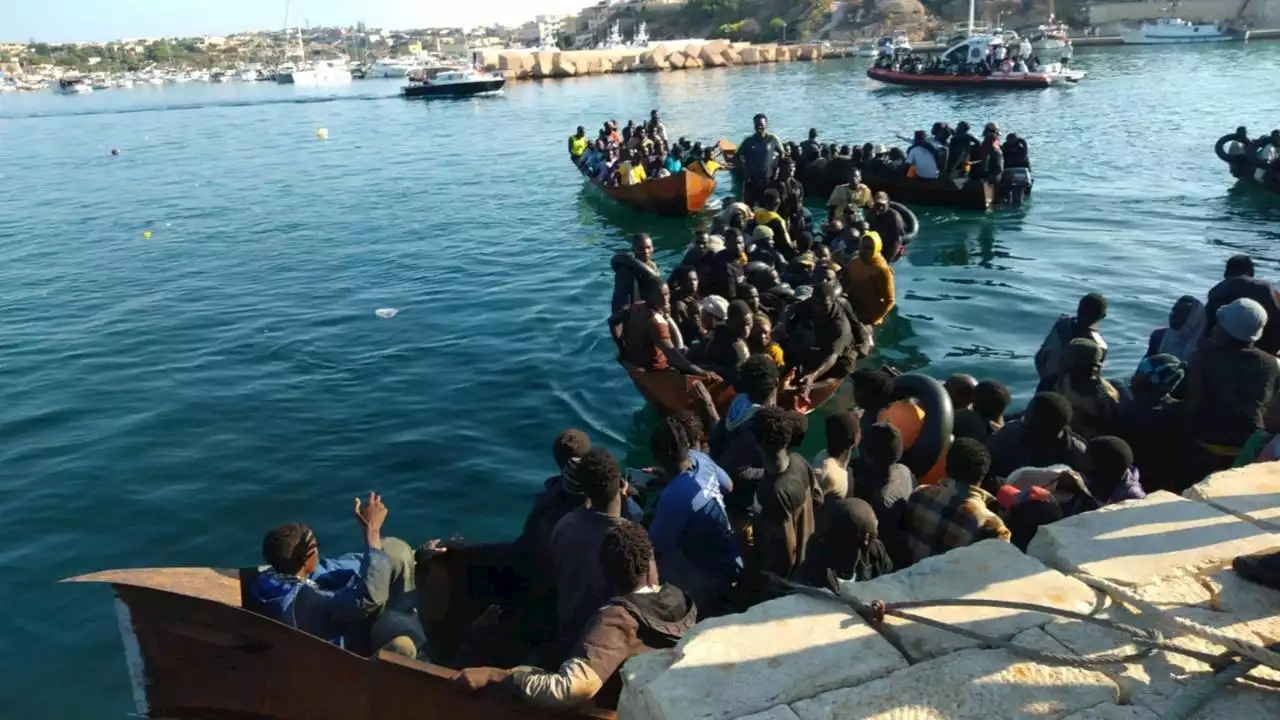 Lampedusa, hotspot al collasso: oltre 7 mila persone rinchiuse. Proteste e tensione con le forze dell’ordine