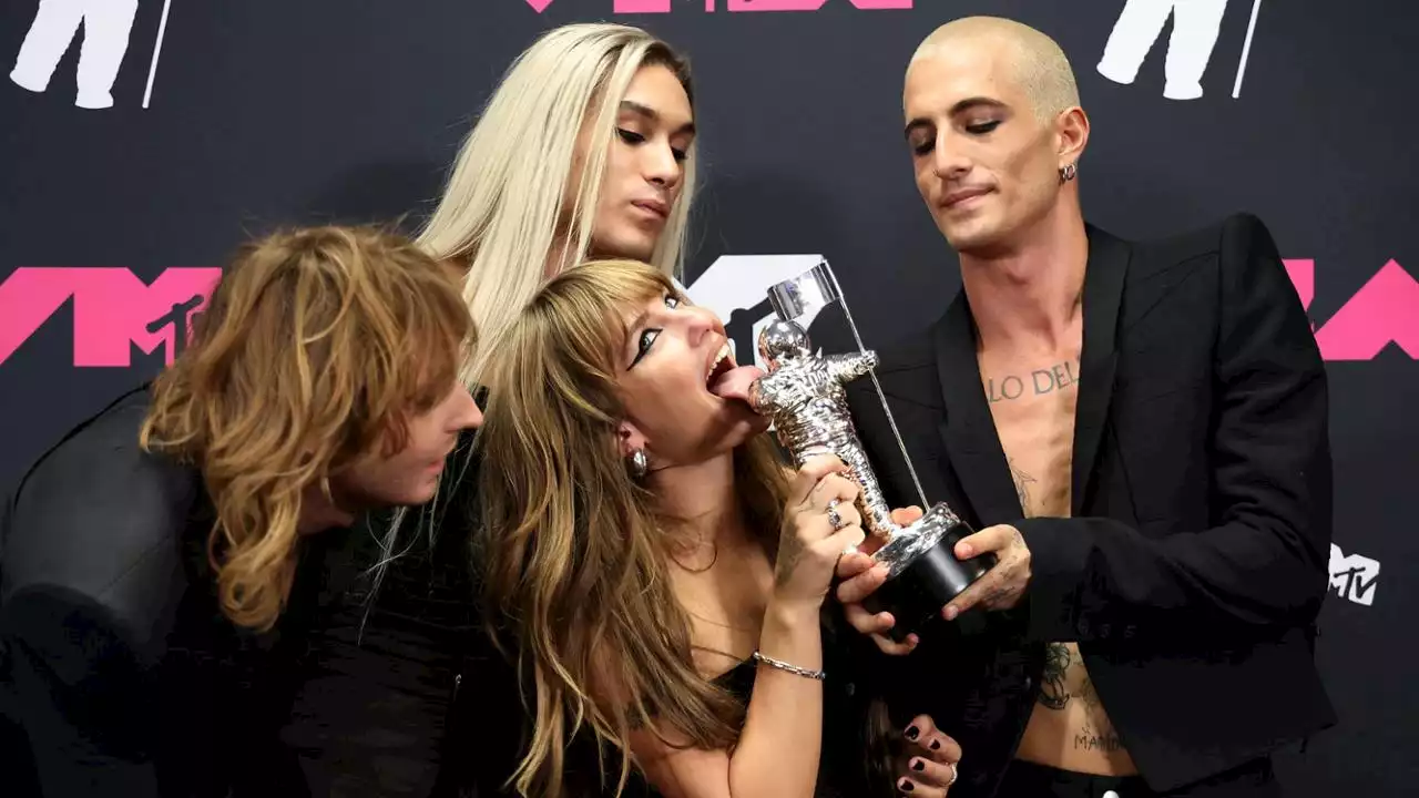 Mtv Vmas, i Måneskin trionfano come Best rock con “The Loneliest”. Taylor Swift manda un bacio a Damiano