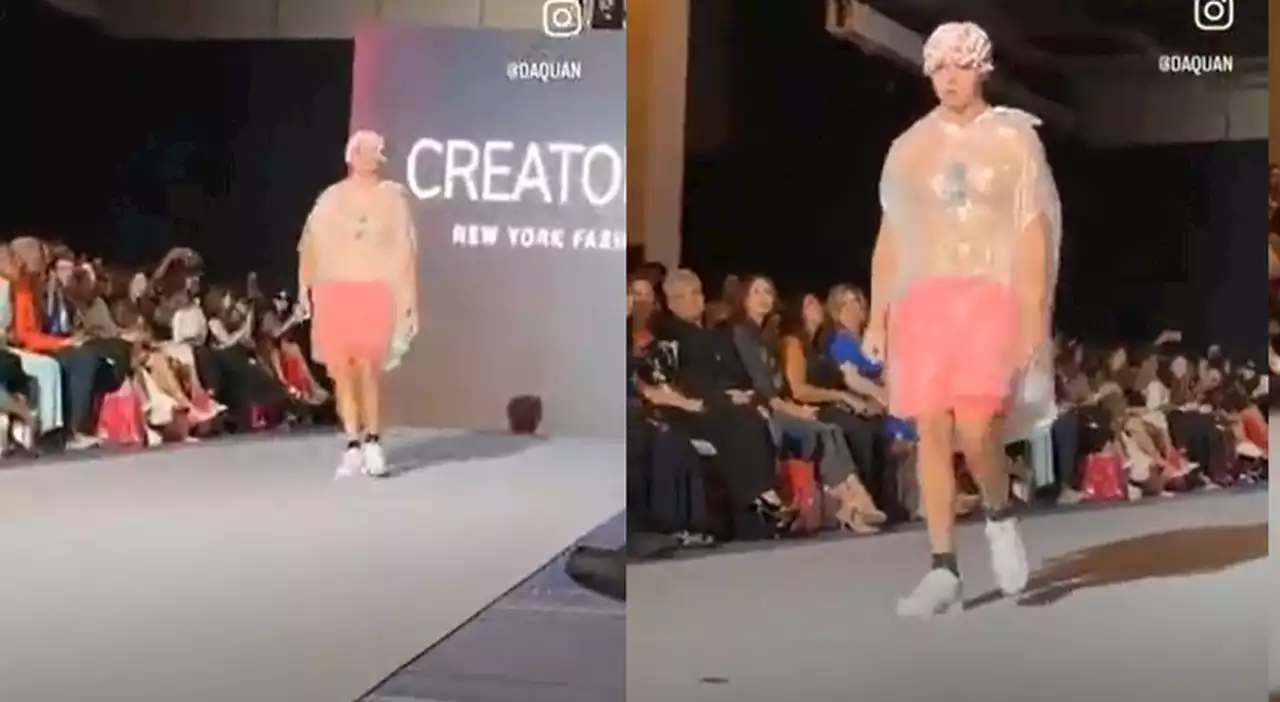 Fashion Week di New York, si 'imbuca' e sfila con una cuffia da nonna: il pubblico lo scambia per modello