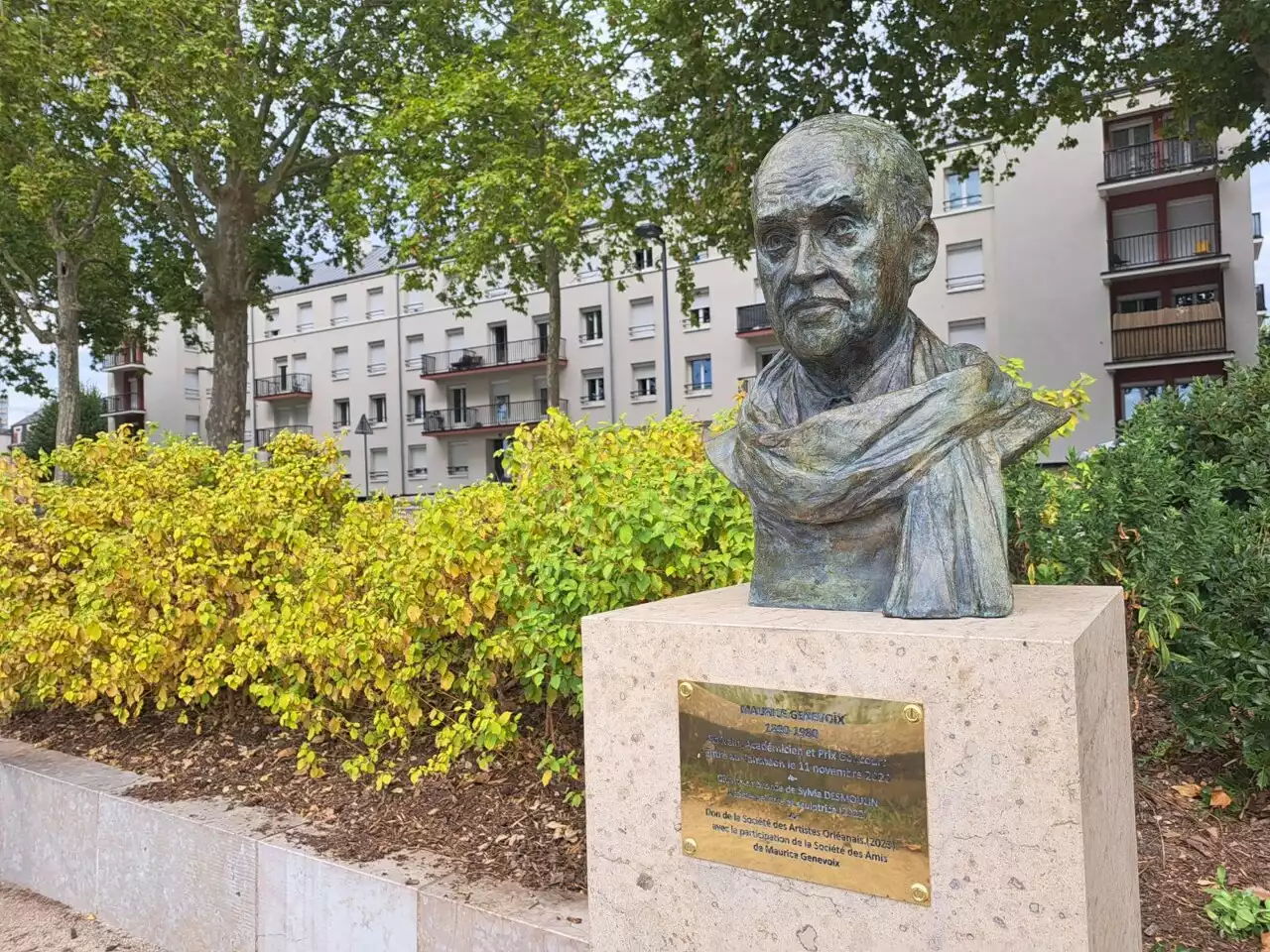 À Orléans , le buste de l'écrivain Maurice Genevoix veille désormais sur la Loire