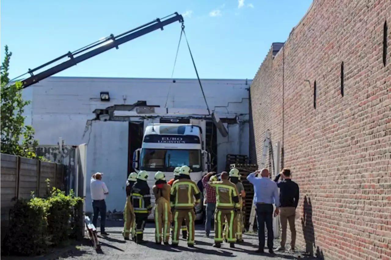 Vrachtwagen botst tegen poort van loods en zet zo onbedoeld burenruzie opnieuw op scherp