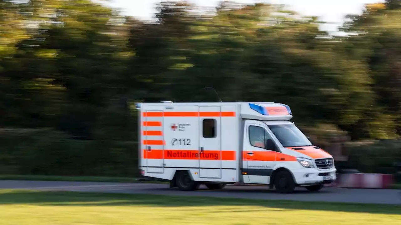 Auto gerät auf Gegenfahrbahn: Vier Verletzte