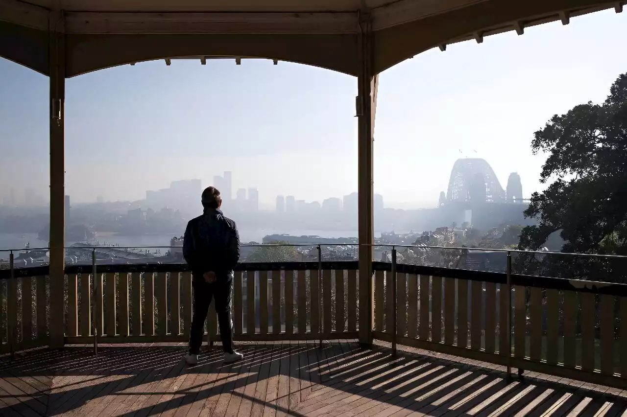 Smoke shrouds Sydney landmarks as risky bushfire season looms