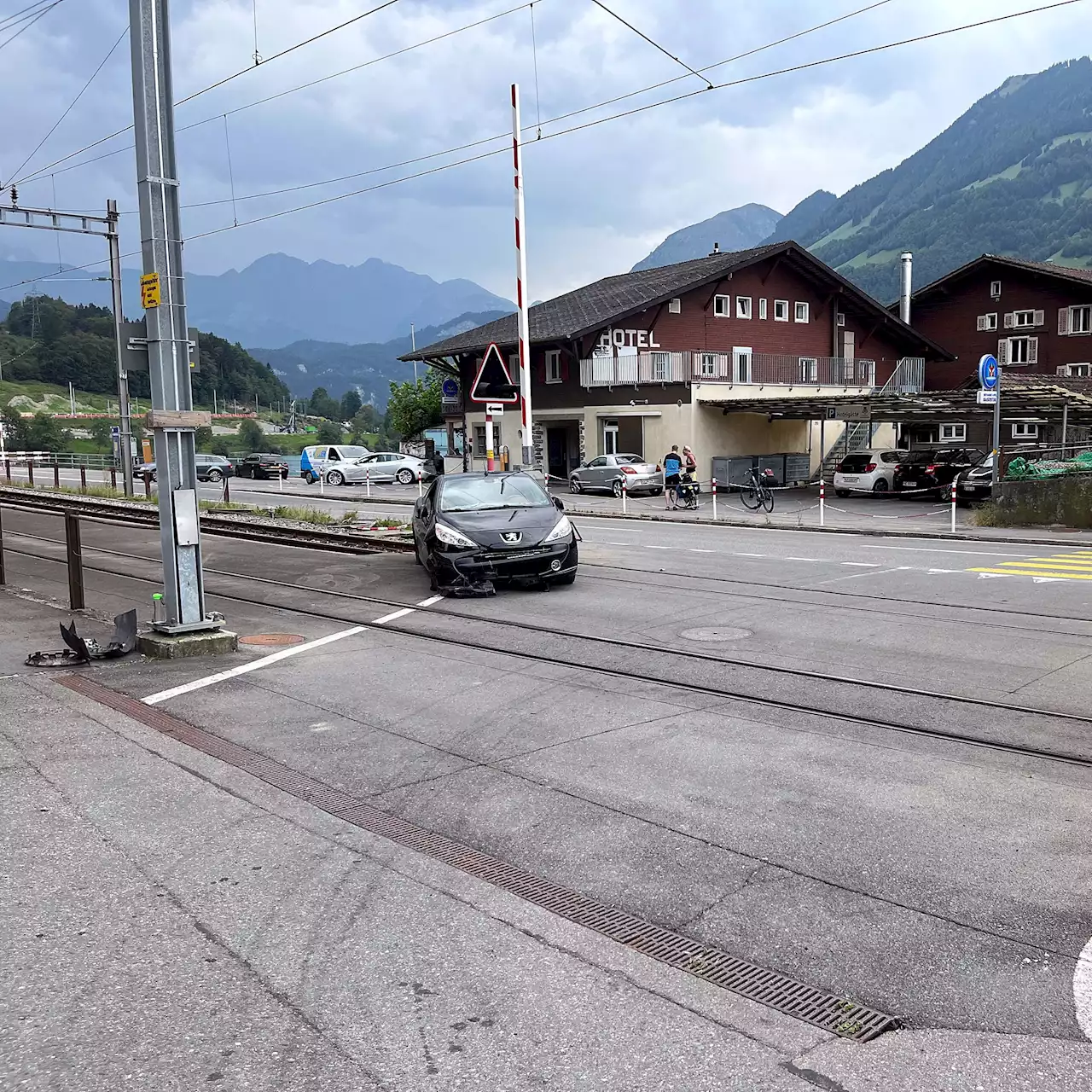Bürglen OW: Peugeot-Fahrerin (64) kollidiert mit Bahninfrastruktur