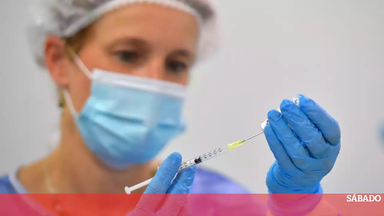 Vacinação contra gripe e covid-19 abrange maiores de 60 anos, doentes crónicos e residentes em lares