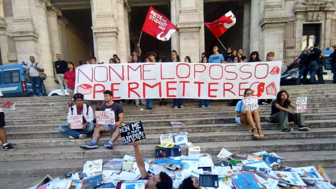 Studenti romani protestano contro il caro libri: 'Non ce lo possiamo permettere'