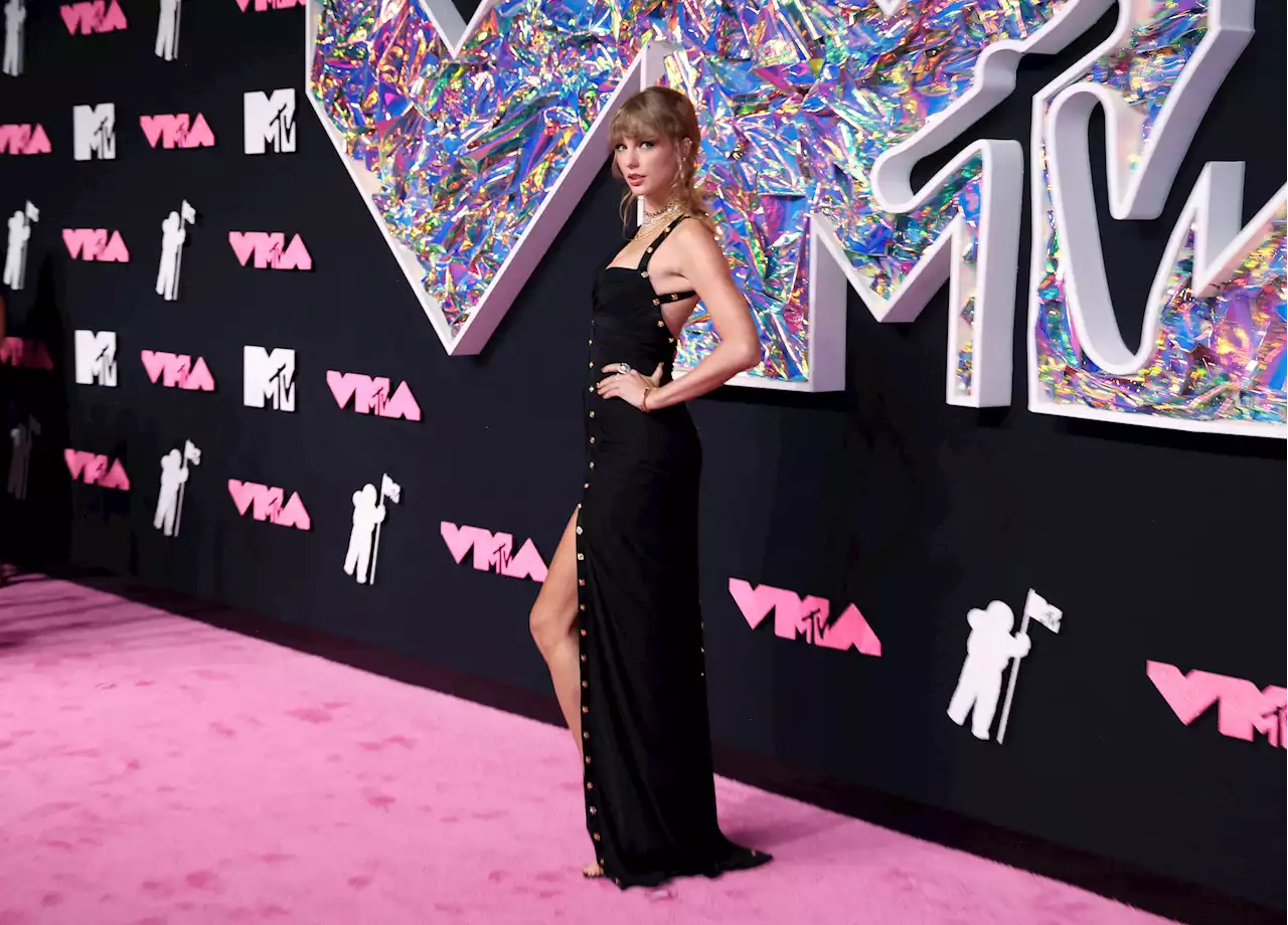 Taylor Swift kicks off MTV's VMAs with win for best pop video