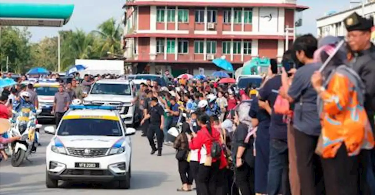 King’s 15-hour Sibu-Kuching journey as Sarawakians line the streets faithfully