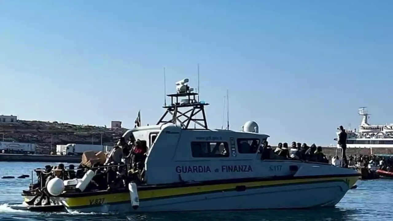 A Lampedusa record di sbarchi, migranti per ore al molo: scatta la protesta