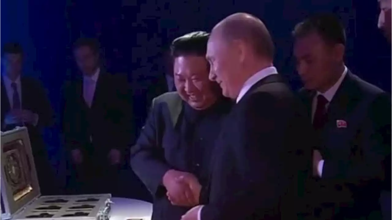 Potret ‘Mesranya’ Vladimir Putin dan Kim Jong Un di Rusia, Tak Segan Saling Sentuh Tangan