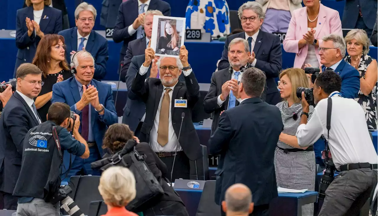 Von der Leyen homenajea al escritor colombiano Héctor Abad en su debate de Estado de la UE