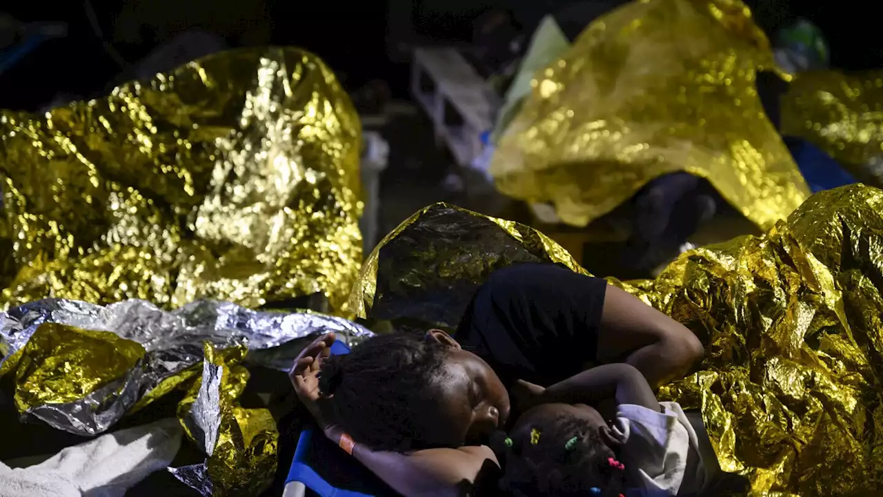 Tiny Italian island coping with thousands of migrants who arrived in a short span