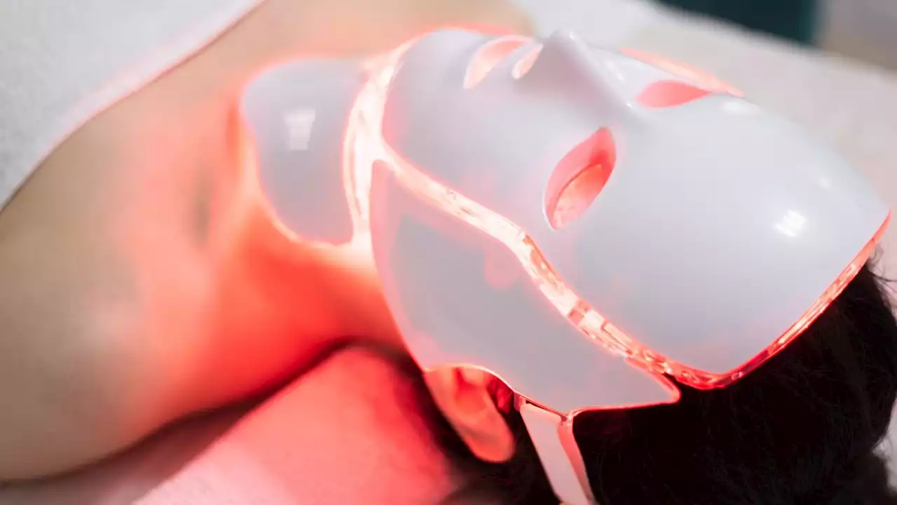 LED-Maske: So funktioniert die Lichttherapie für verbesserte Haut zu Hause