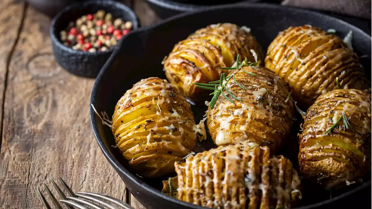 Blitz-Rezept: So einfach gelingen diese schwedischen Hasselback-Kartoffeln aus nur 3 Zutaten