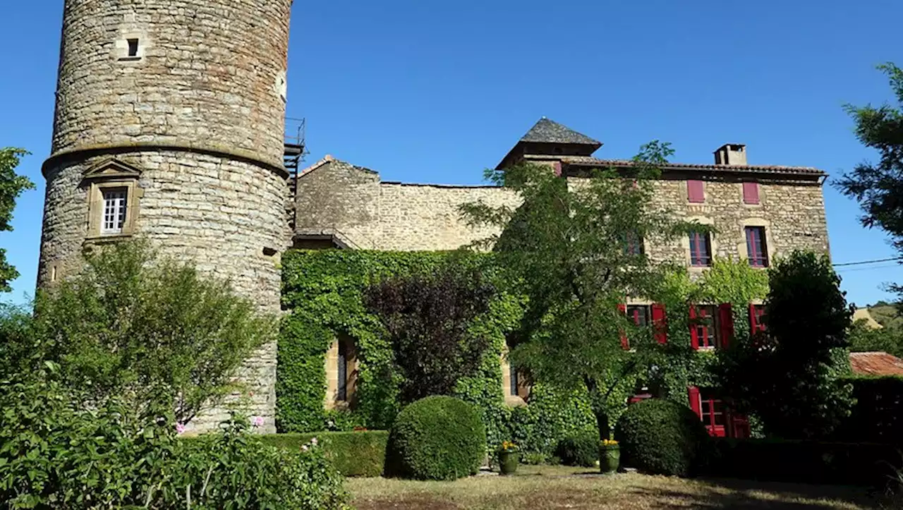 Saint-Rome-de-Cernon. Le château de Mélac couronné par les 'VMF'