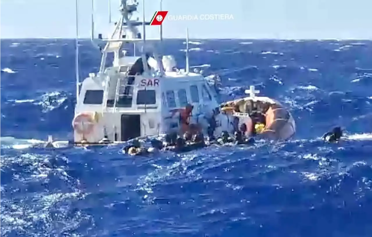 Flota de 100 barcos deja 5 mil migrantes en Lampedusa, Italia