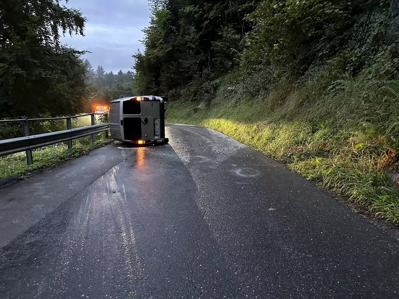 Ernetschwil SG: Autofahrer (52) verursacht Selbstunfall