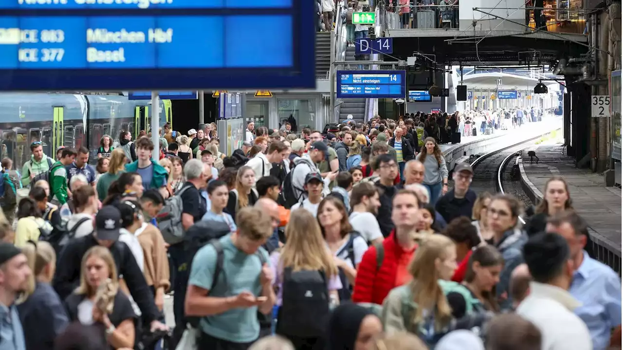 Brandanschläge: Wieso attackieren Linksradikale eigentlich die Bahn?