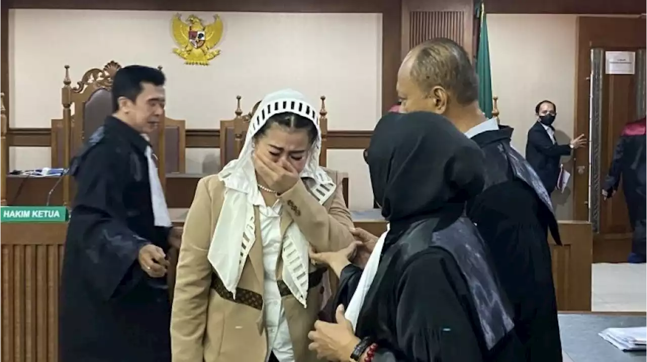 Usai Divonis 5 Tahun Penjara Gegara Korupsi, Hasnaeni 'Wanita Emas' Nangis