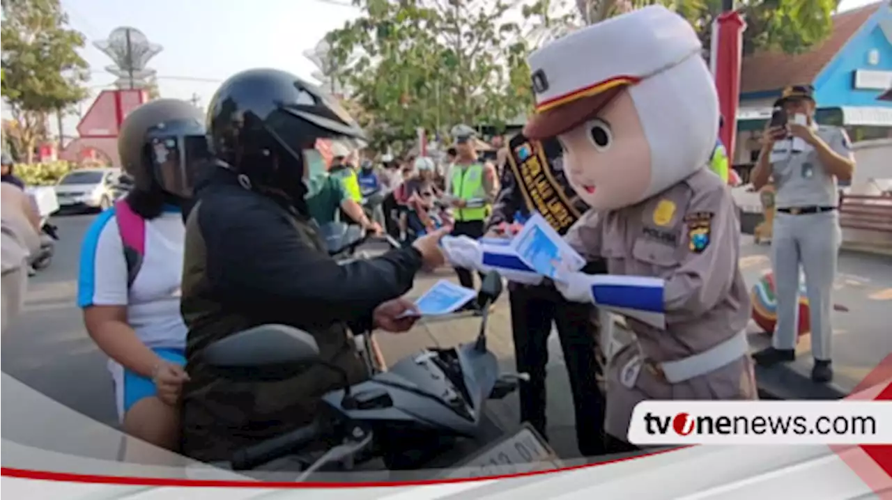 Ratusan Warga Madiun Terjaring Operasi Zebra, Malah Mendapat Helm dan Coklat Gratis dari Polisi