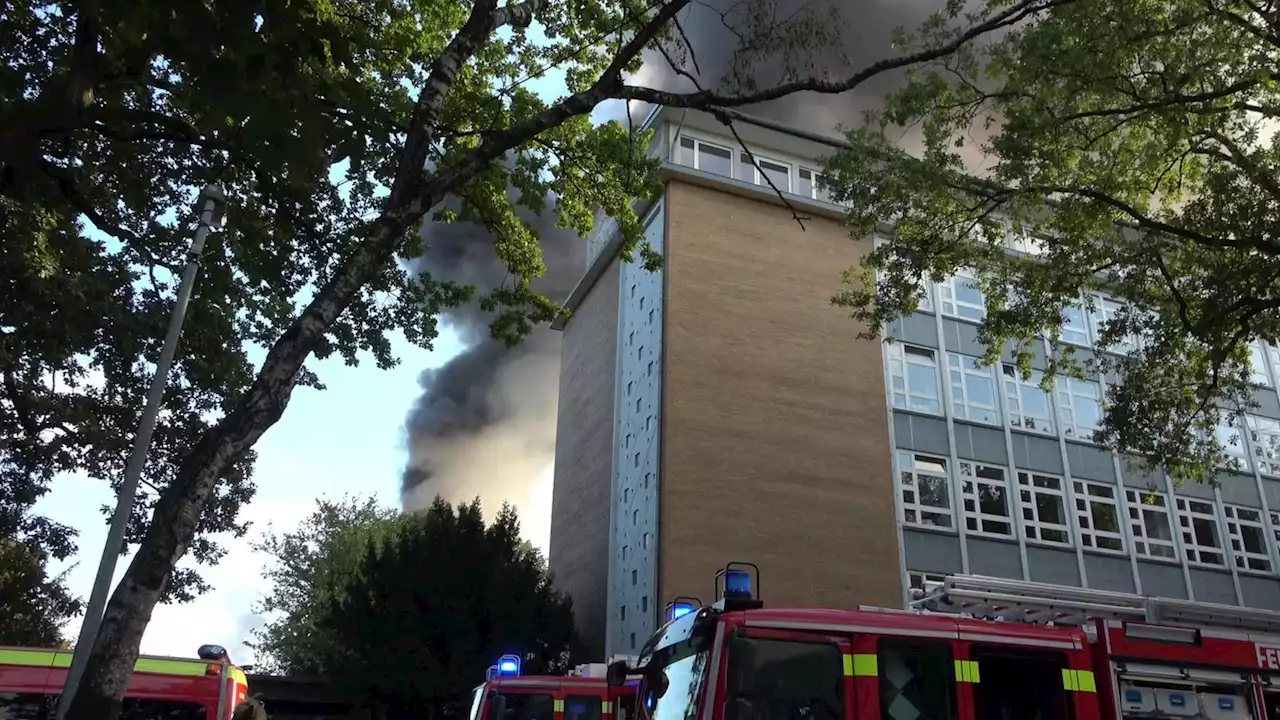 Brand in altem Schulgebäude - Großeinsatz der Feuerwehr in Castrop-Rauxel