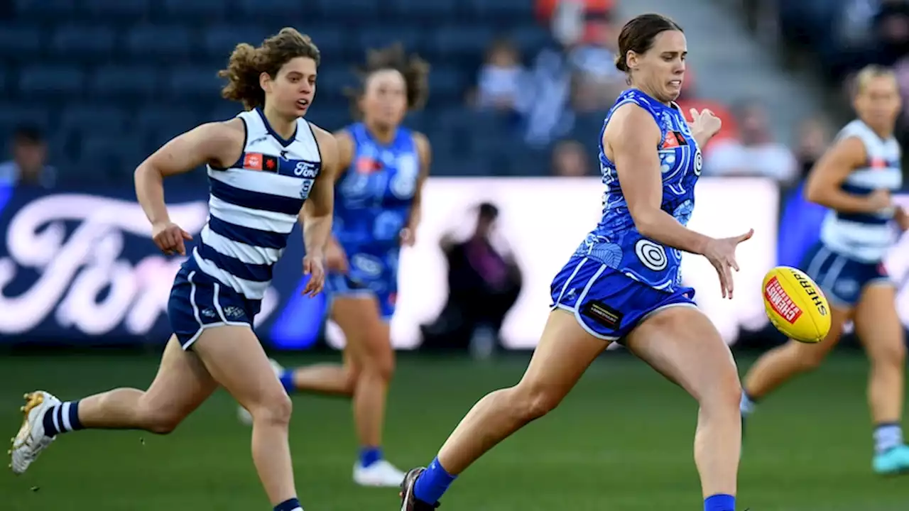 Kangaroos stage second-half comeback to beat Cats at Kardinia Park and stay top of AFLW