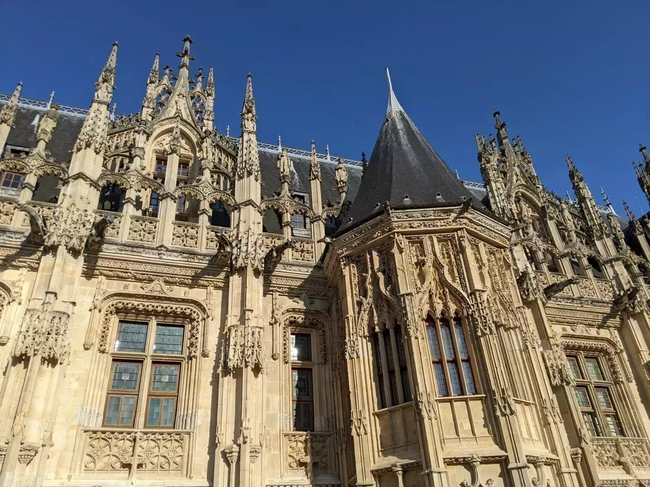 Rouen. Trois hommes au tribunal pour distributions de tracts nazis : 'C’était dégueulasse'