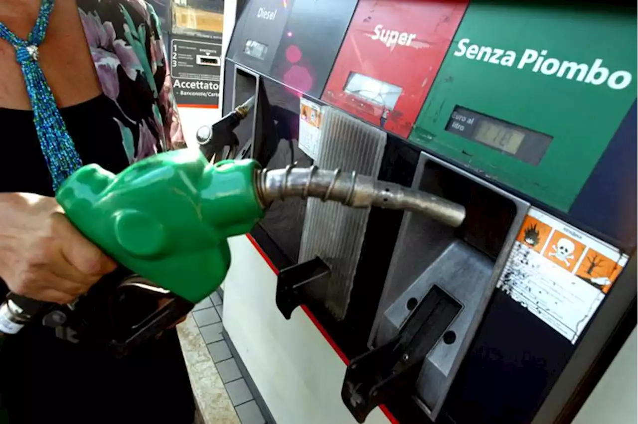 Prezzi carburanti oggi, ancora aumenti per benzina e gasolio