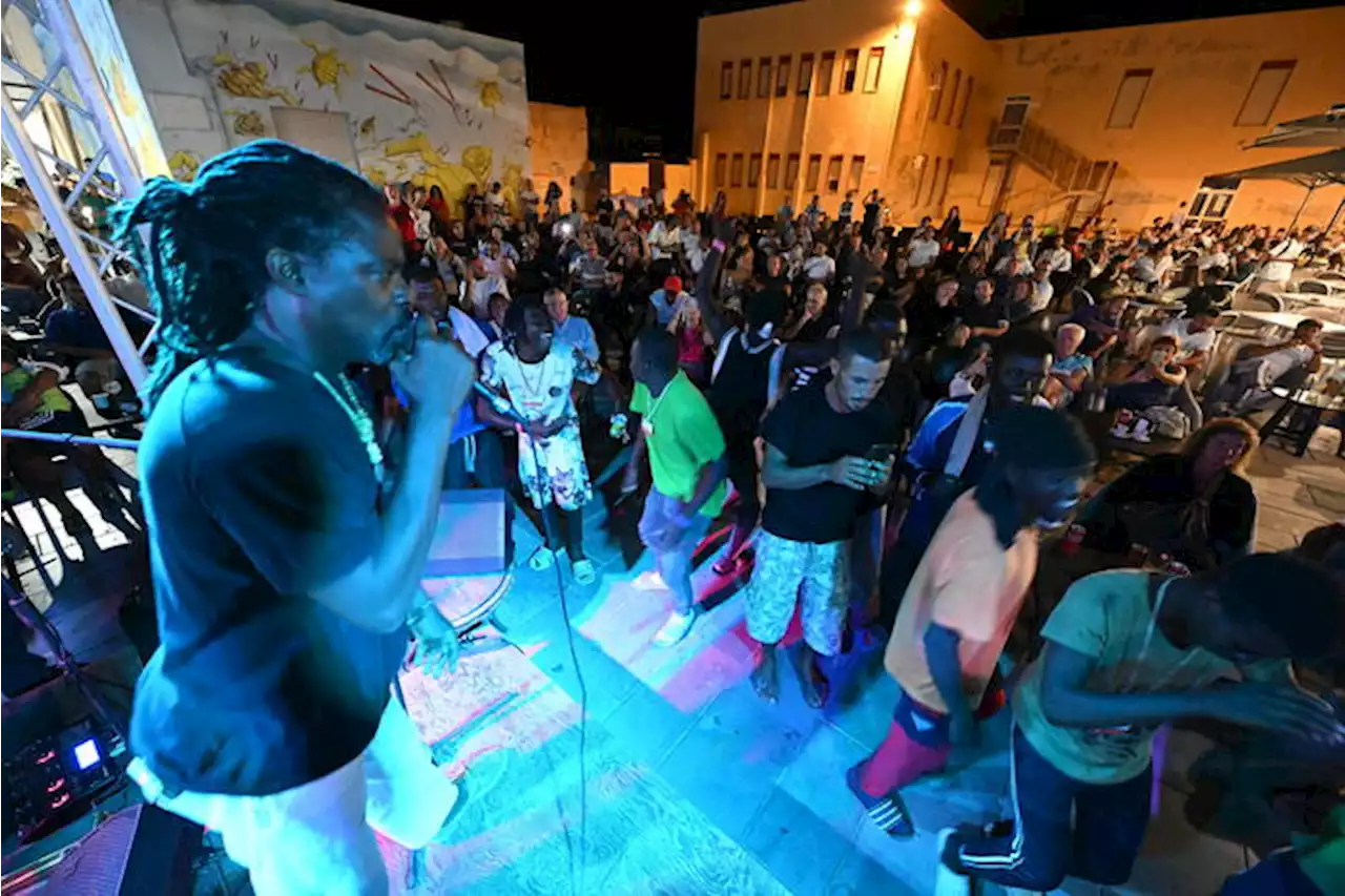 Migranti cantano e ballano in piazza a Lampedusa per la festa patronale - Cronaca