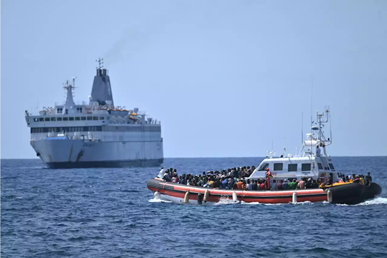 Migranti: caos a Lampedusa per trasferimenti - Primopiano