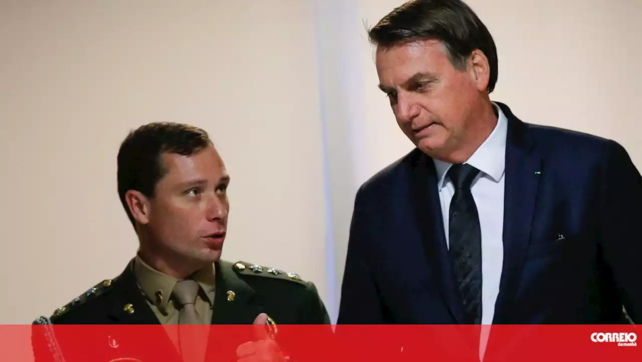 Ex-assessor confirma que Jair Bolsonaro recebeu em mãos nos EUA dinheiro da venda ilegal de presentes oficiais