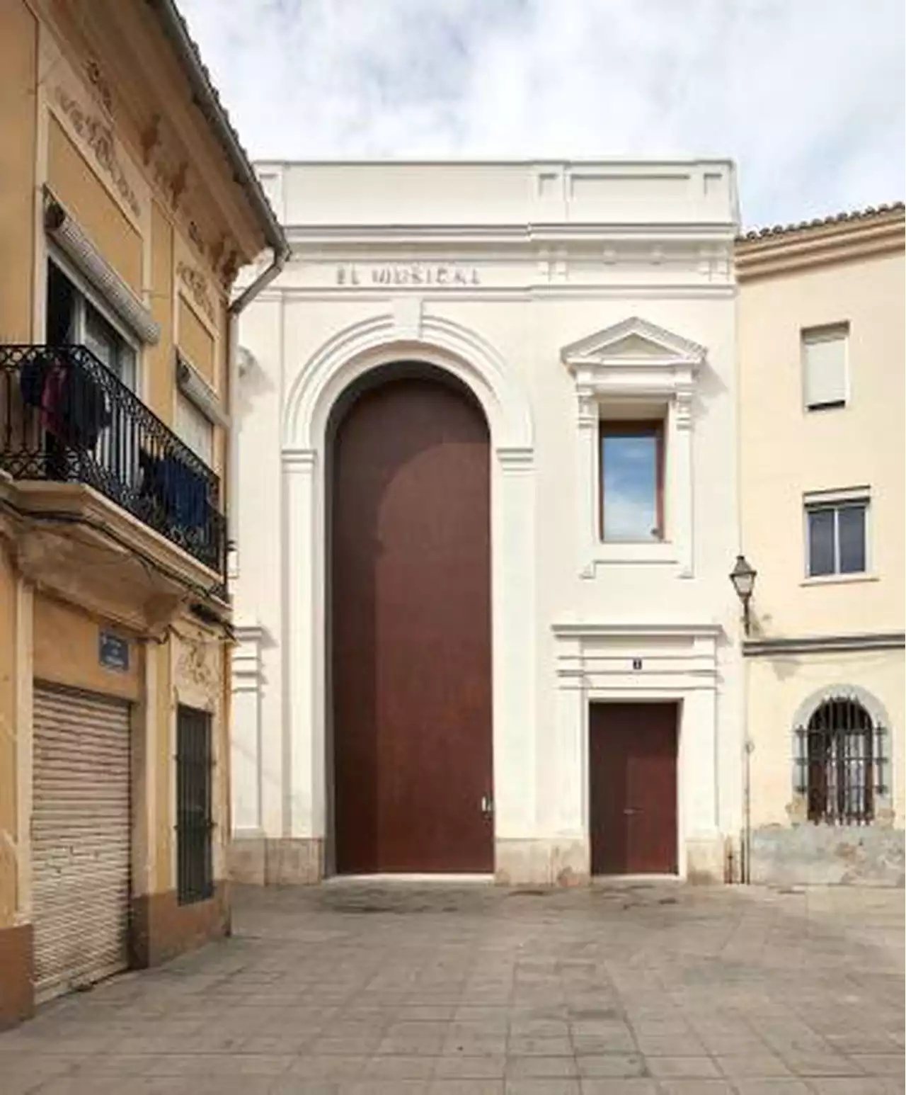 Muere un trabajador al caer desde varios metros de altura en las obras de un teatro municipal de Valencia