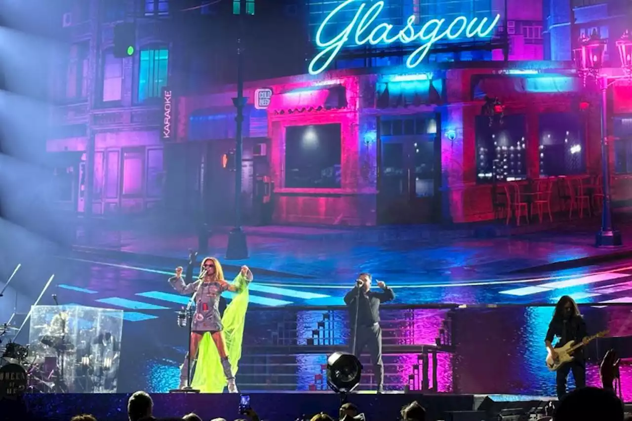 Shania Twain surprises fans by hiding in the audience ahead of first Glasgow gig