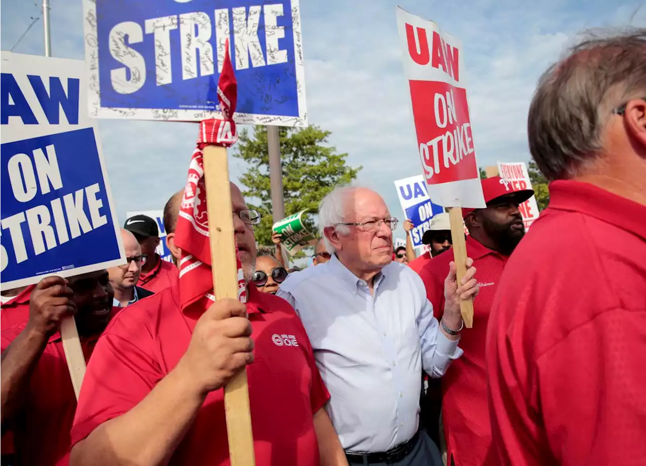 U.S. auto workers launch first simultaneous strike at Detroit Three