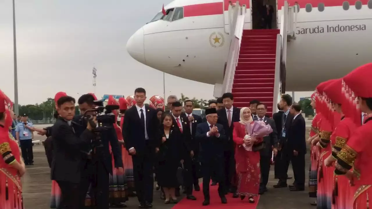 Traditional Dances and Songs Welcome Vice President Amin's Arrival in Nanning