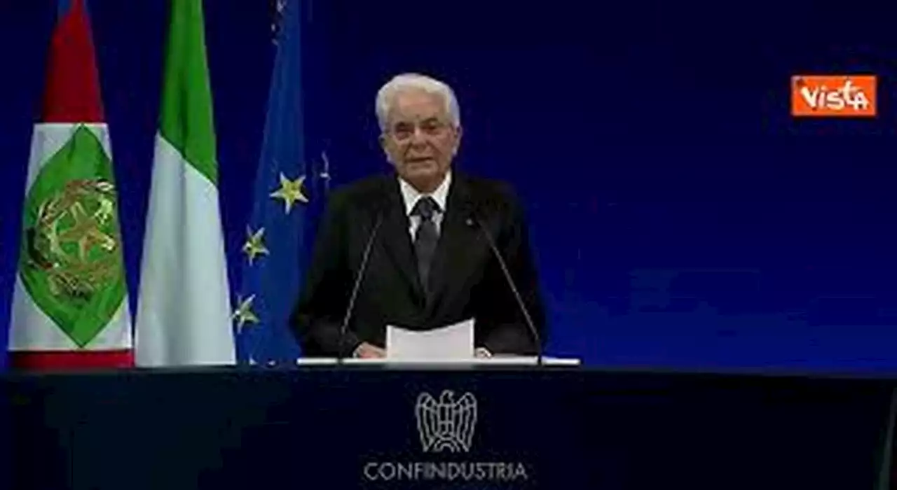 Mattarella: Troppi giovani cercano lavoro all'estero a causa dei salari bassi