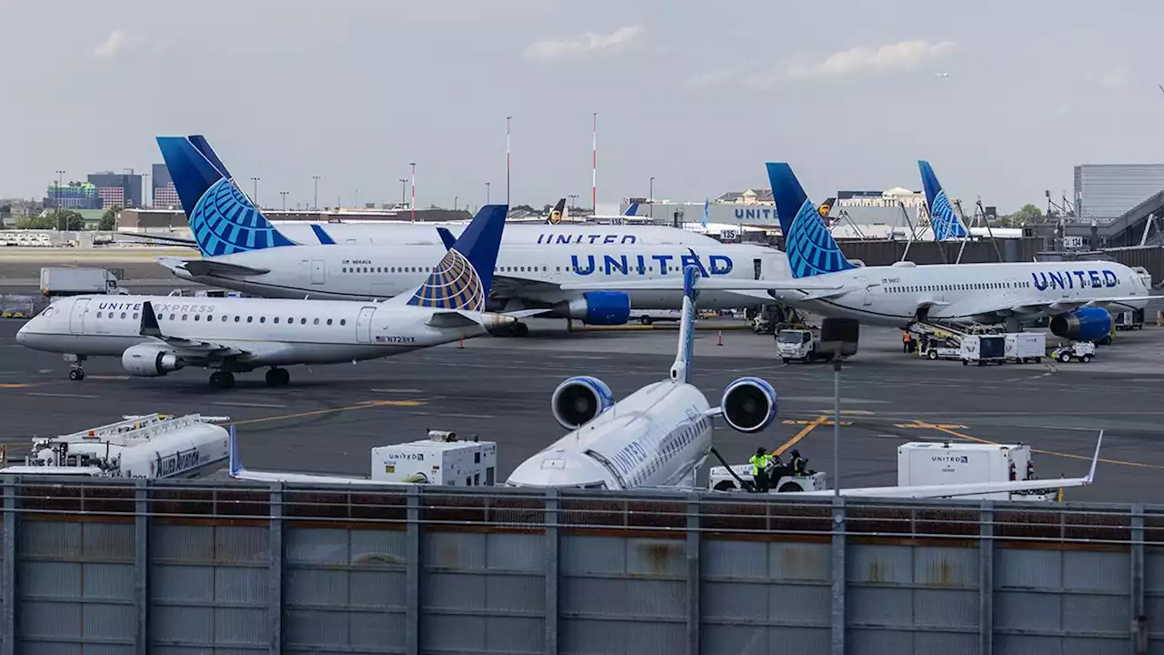 United Airlines flight descends 28,000 feet in minutes