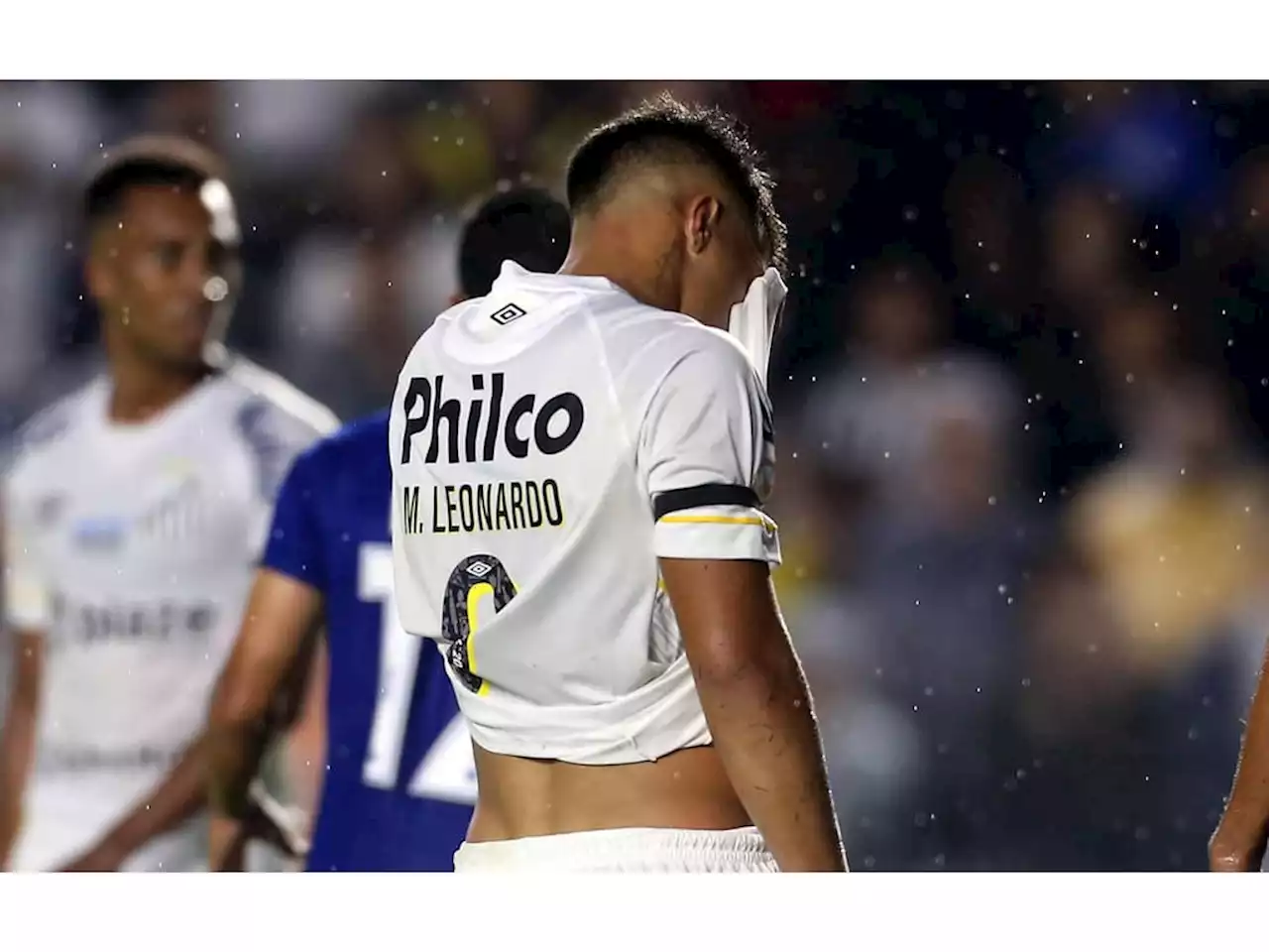 Depois de ‘humilhação’, jogadores do Santos ficam abatidos e não se falam no vestiário da Vila