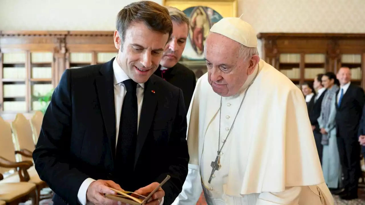 Macron, un presidente laico alla messa del Papa: “Andrò dove devo essere”