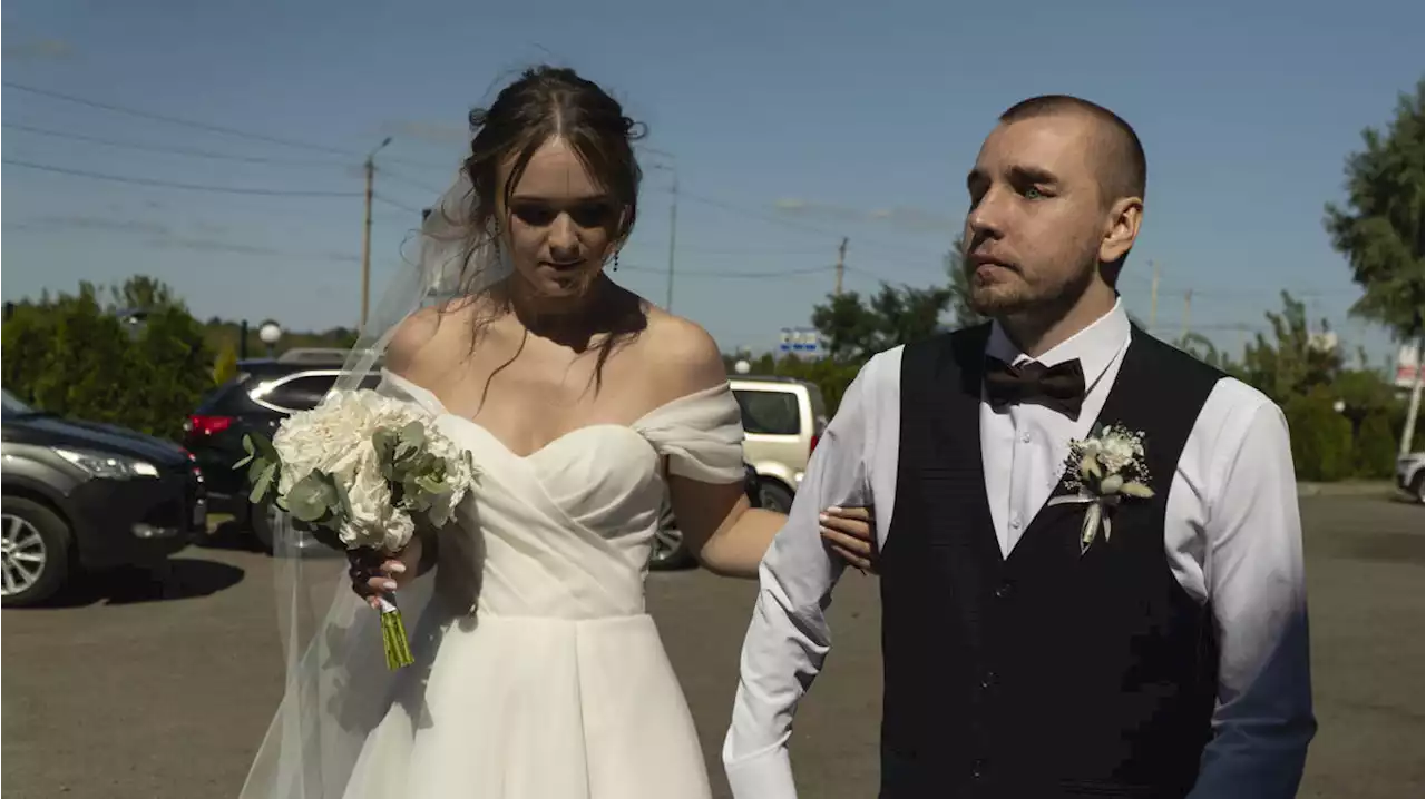 Village celebrates wedding of blinded Ukrainian soldier