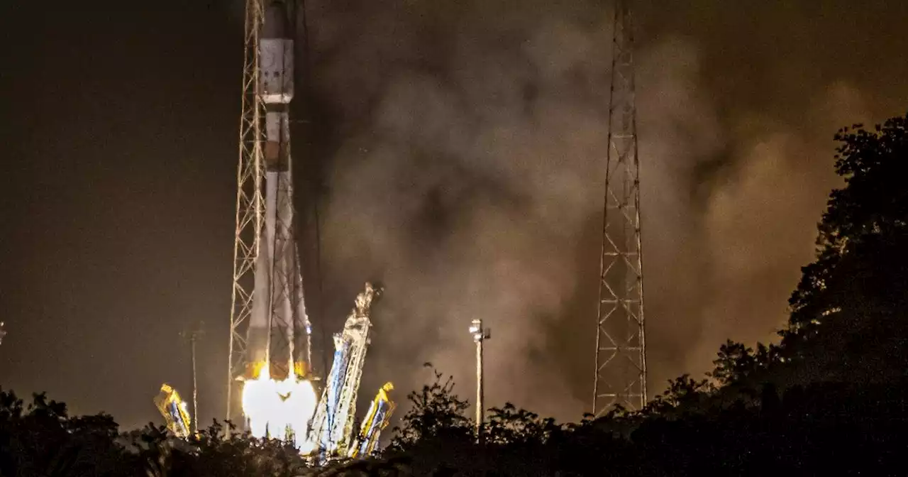 Une fusée Soyouz avec deux Russes et une Américaine à son bord arrive sur l'ISS