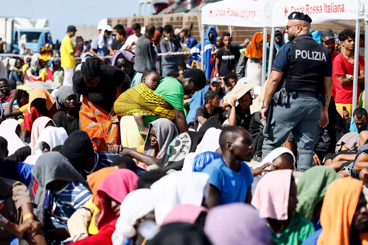 Hunderte Bootsmigranten verlassen Lampedusa