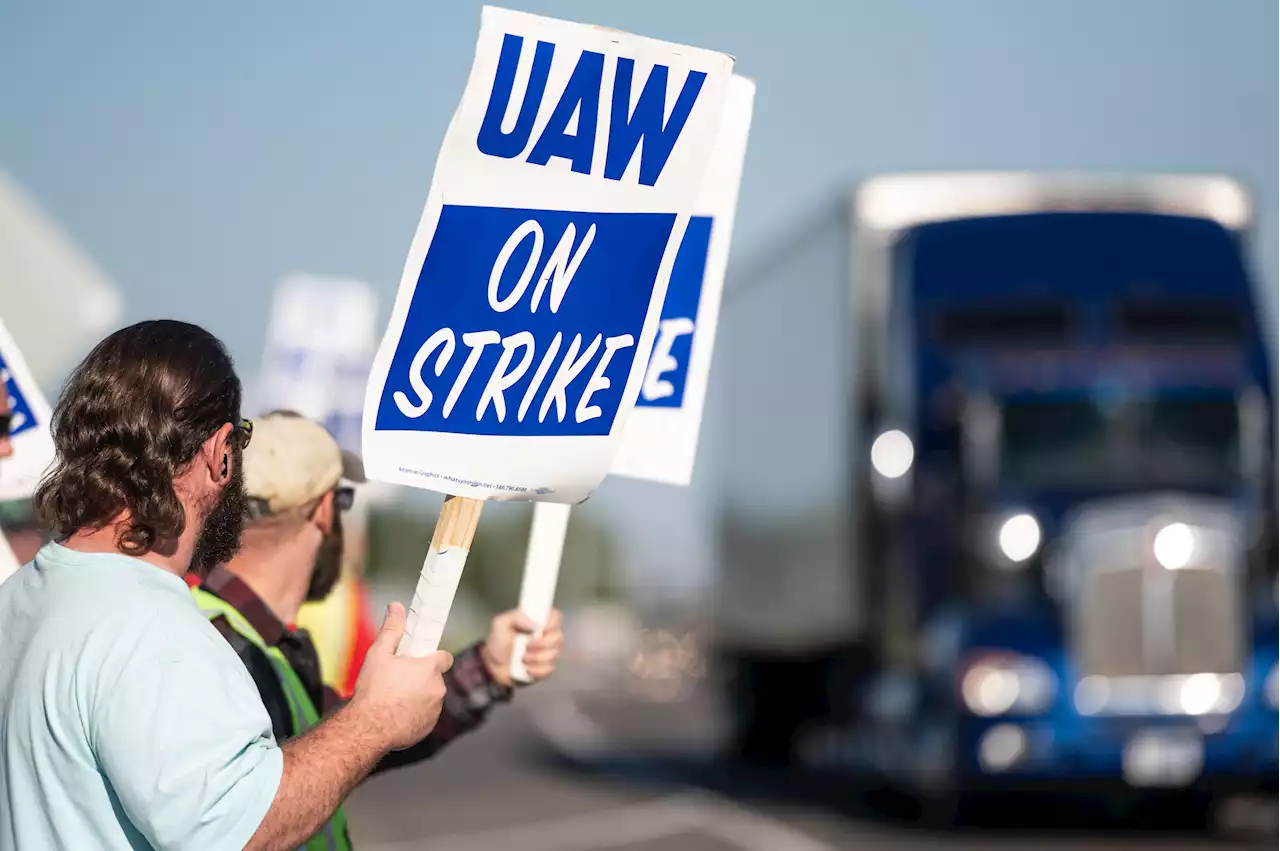 Biden says record profits should ensure record contracts as UAW strikes Ford, GM and Stellantis plants