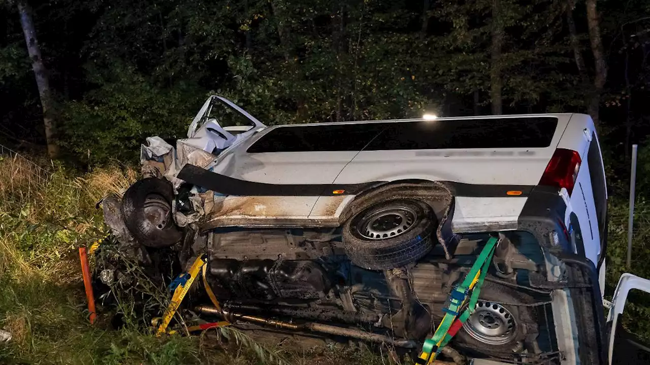 Auto gerät von Fahrbahn ab und kollidiert mit Kleinbus