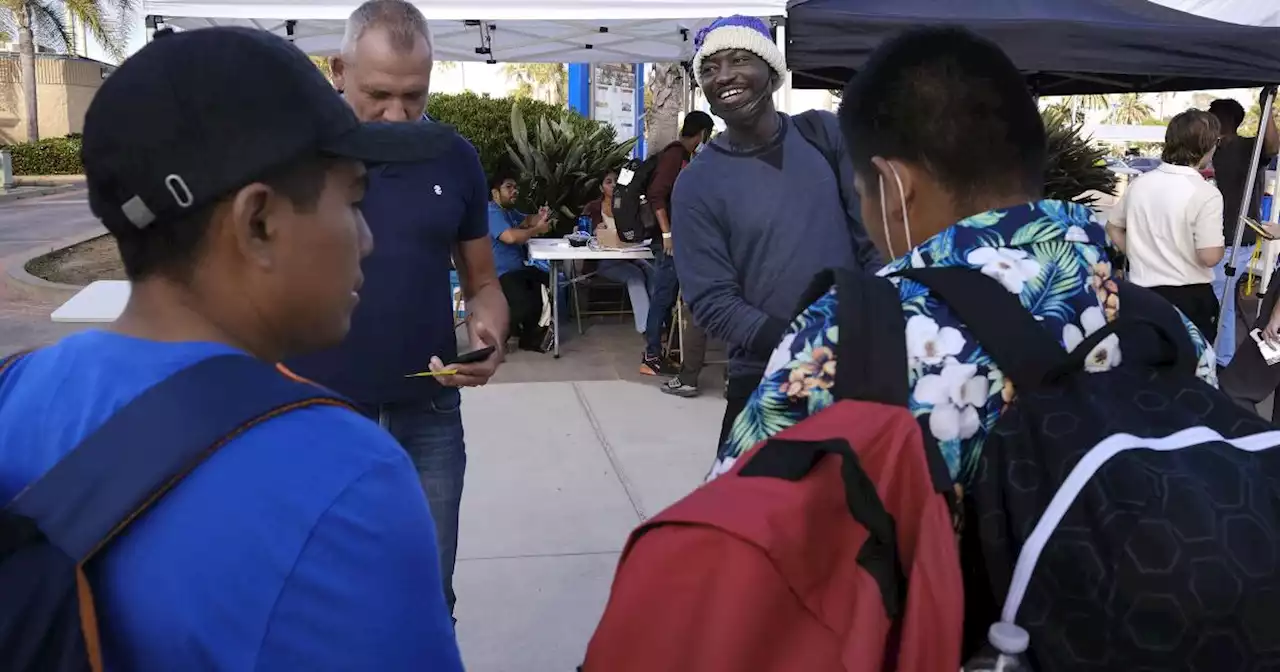 Border Patrol drops off large groups of migrants at San Diego County transit centers